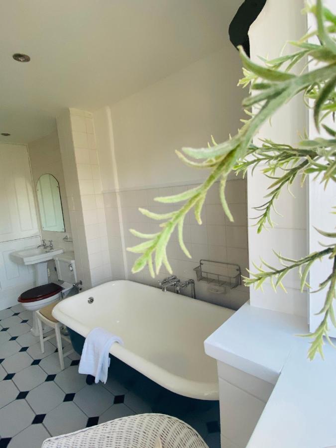 Burford House Bh Bed & Breakfast ภายนอก รูปภาพ